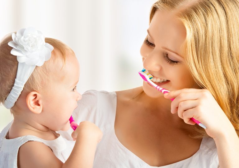 Cuidar los dientes de peques y adolescentes por el bien de su corazón