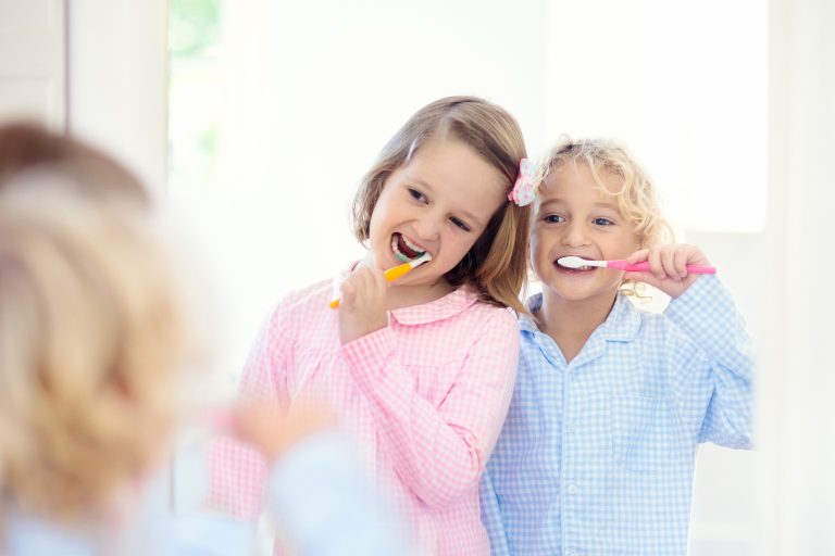 Cuidar los dientes de peques y adolescentes por el bien de su corazón