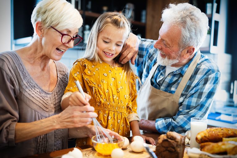 Suecia paga 450 euros a los abuelos que cuidan a sus nietos para mejorar la conciliación