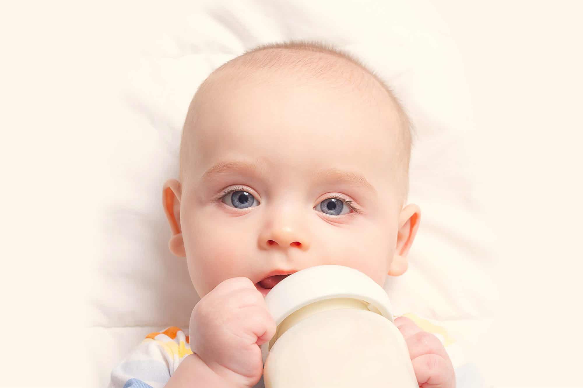 Las fotos de recién nacidos tomando biberón, ¿son adecuadas?