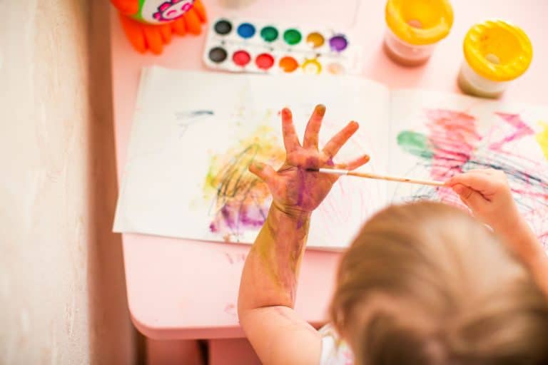 Pintura vertical para niños: qué es, beneficios y cómo ambientar