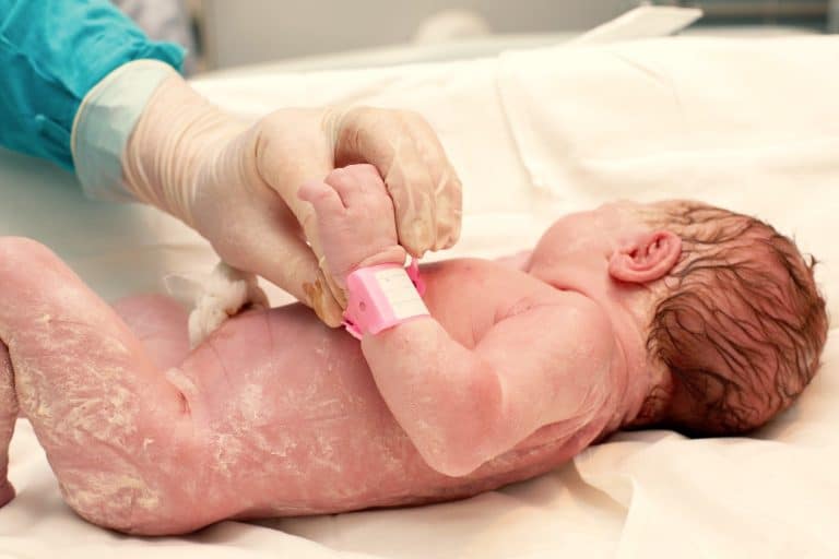Primer Baño De Niño Recién Nacido La Mamá Lava Al Bebé Con Esponja