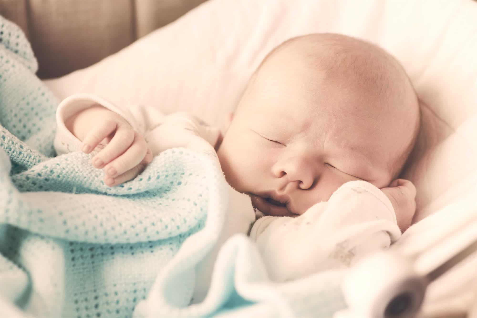 Cómo proteger y vigilar a tu bebé por la noche mientras descansa