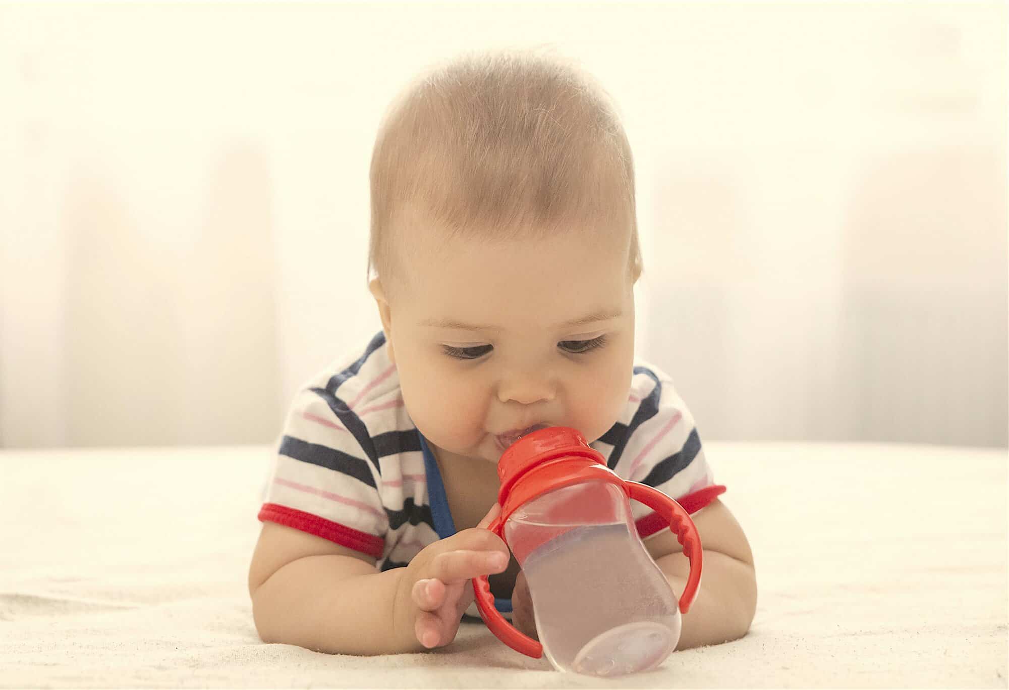 Cómo aprenden los bebés a beber de una botella de agua?