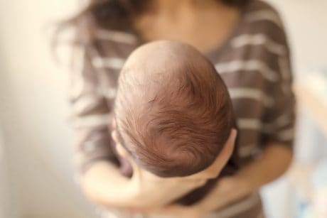 ¿Cuánto tiempo tarda en cerrarse la cabeza de un bebé?