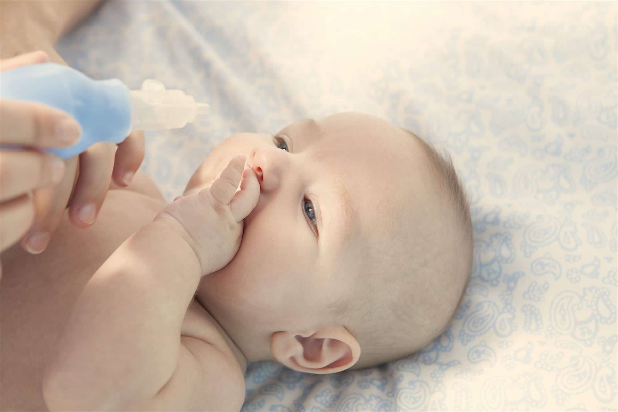 Cómo quitar los mocos del bebé: sí o no al aspirador nasal para