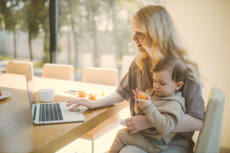 Madres monoparentales denuncian al Estado por discriminación