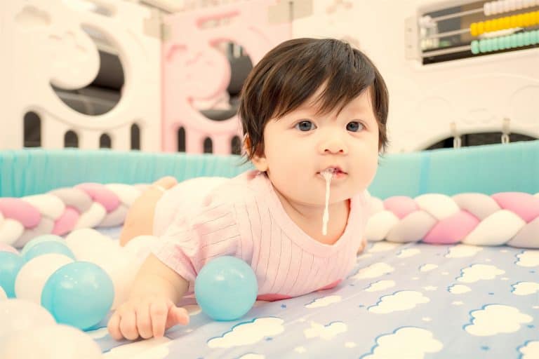 Cuando los bebés recién nacidos vomitan la leche esto es llamado  regurgitación y es normal dentro de sus primeros 12 meses. ​⁣ ⁣ La…