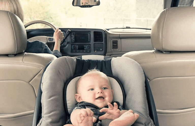 Consejos para que tu bebé disfrute su paseo en coche