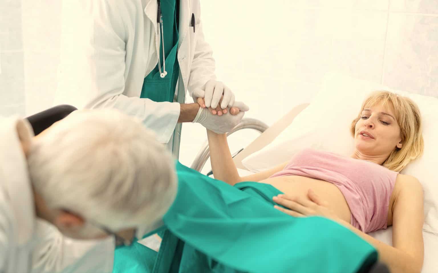 Беременные женщины рожают в больнице