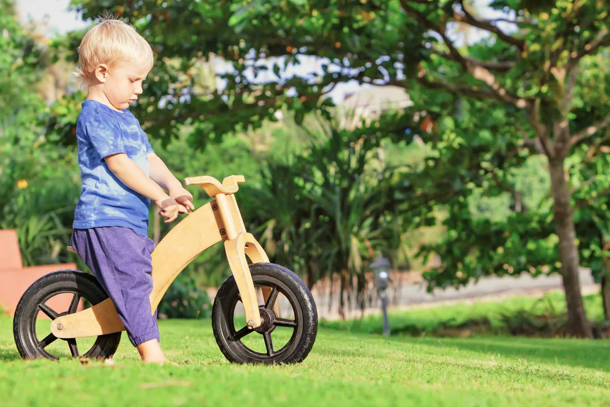 El niño de 2 años y su bici sin pedales 