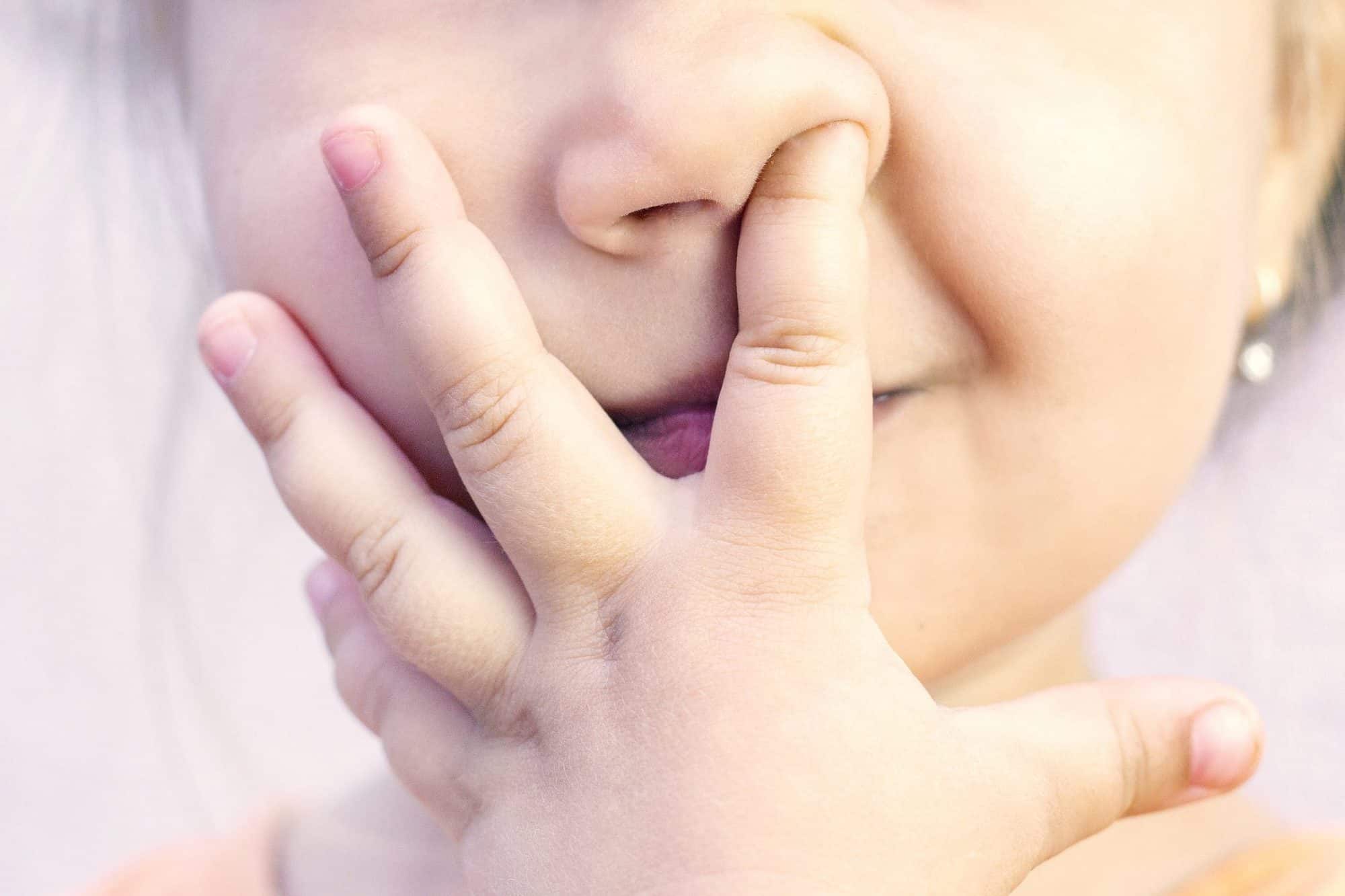 Como Sacar Papel De La Nariz De Un Niño