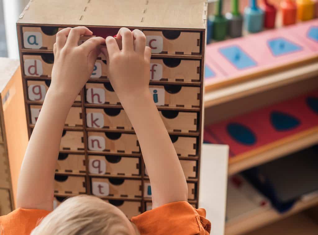 Cómo Enseñar A Leer Con El Método Montessori - Materiales Clave | CSC