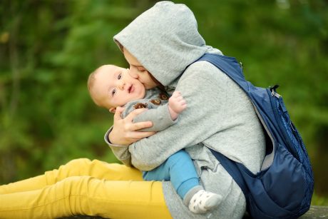 A qué edad un niño puede cuidar de otro