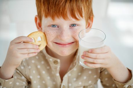 Consumo prohibirá publicidad de productos con azúcar para niños