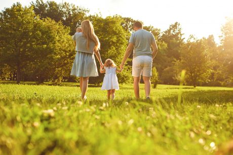 Los PGE olvidan los seis meses de permiso para cuidado de hijos