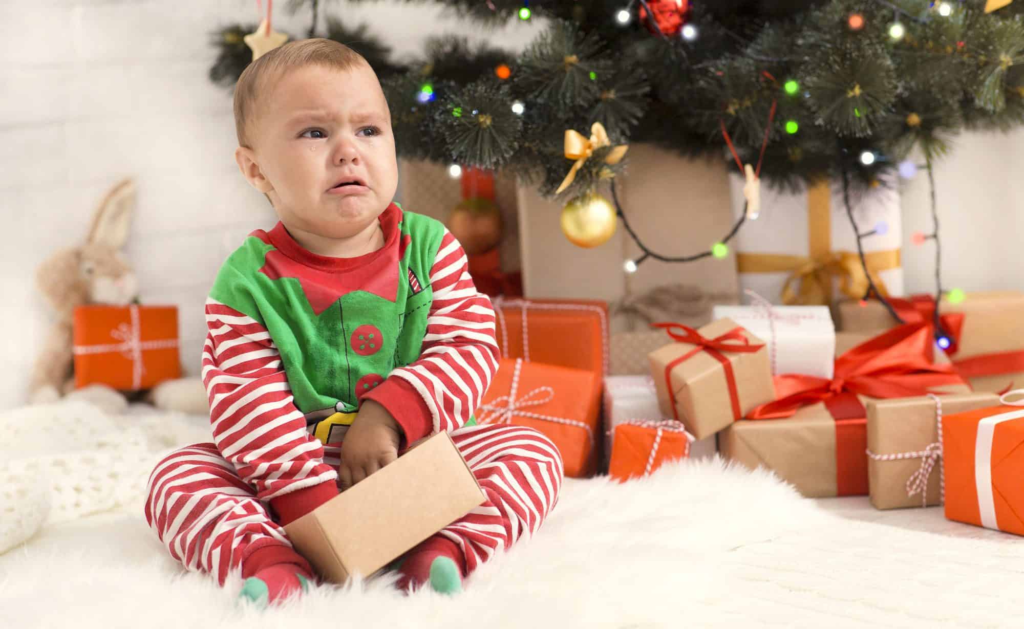 Niño de 2 años niño bebé niño abriendo un regalo de Navidad