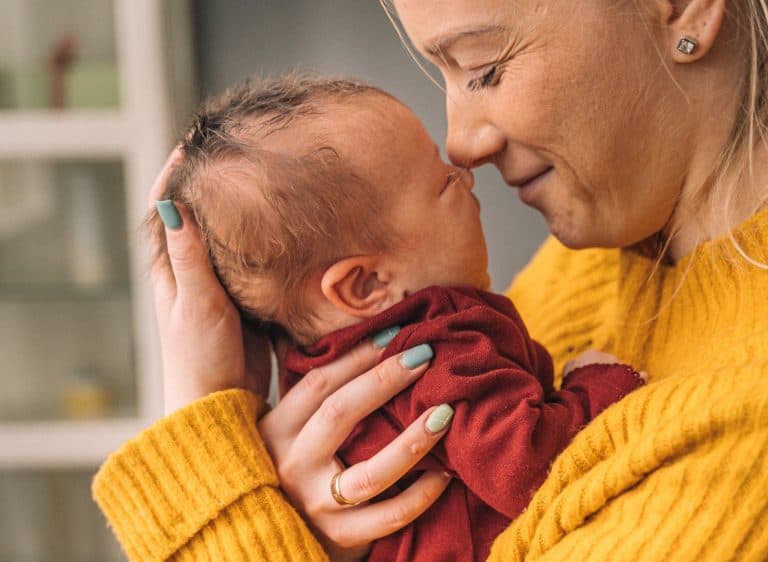 Revelan cómo influye la voz de una madre en el desarrollo del bebé