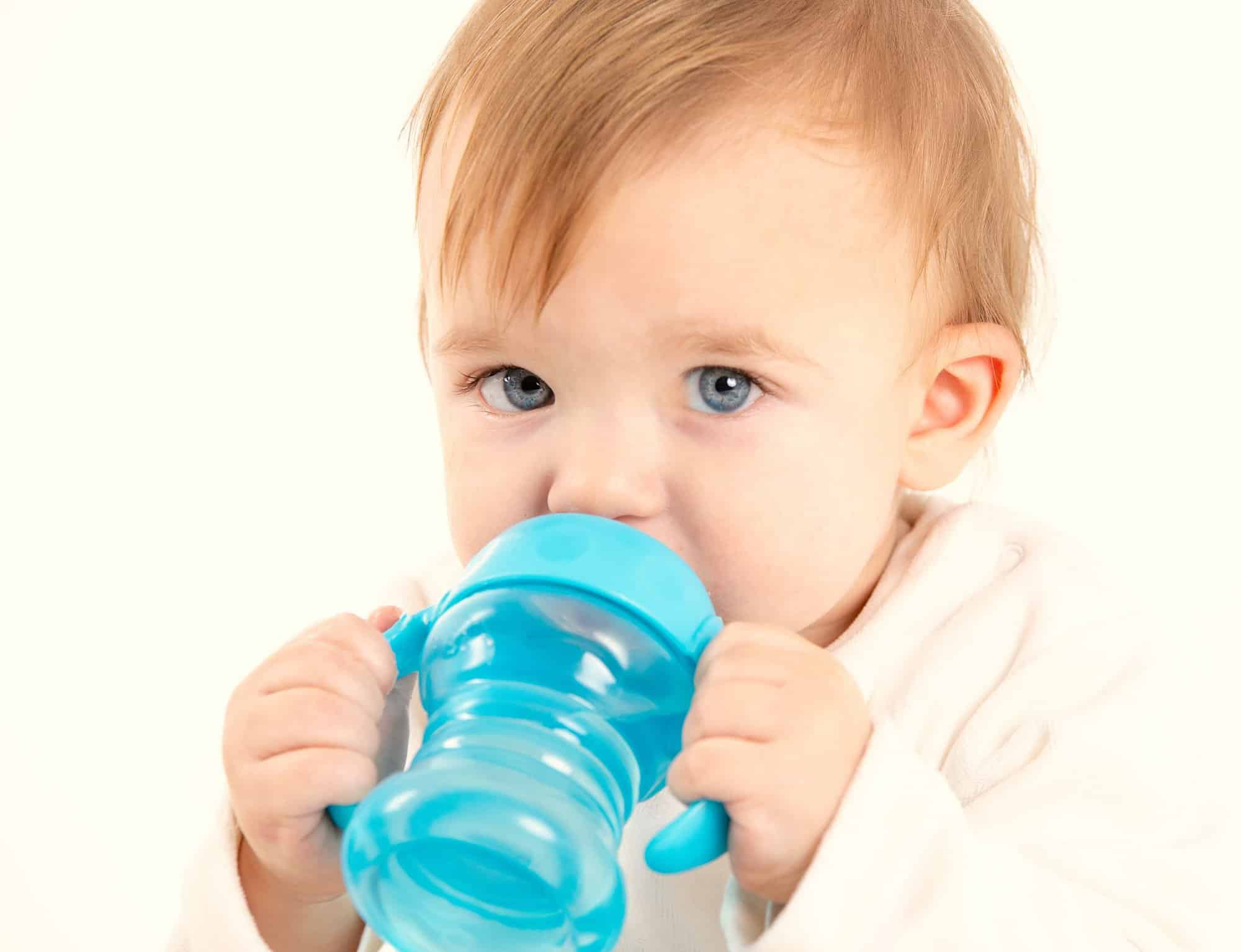 Mi bebé no quiere agua: ¿Qué puedo hacer? - Criar con Sentido Común