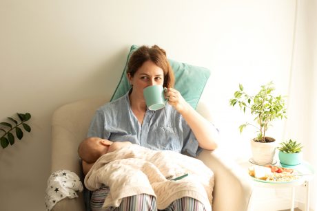 ¿Influye que tome leche mientras doy el pecho en las futuras intolerancias de mi bebé?