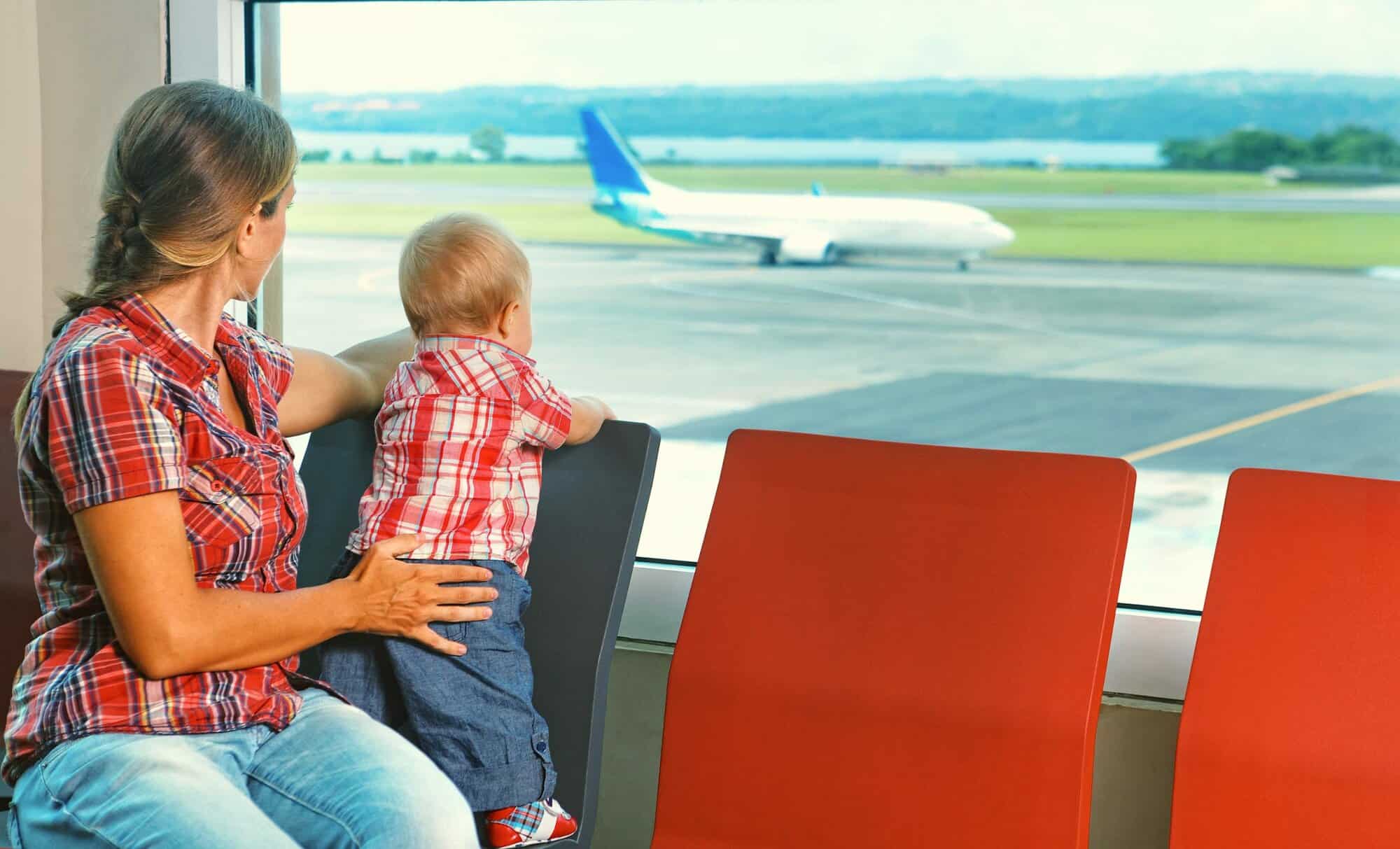 Preparando un viaje en avión con bebés y niños pequeños - BabySparks