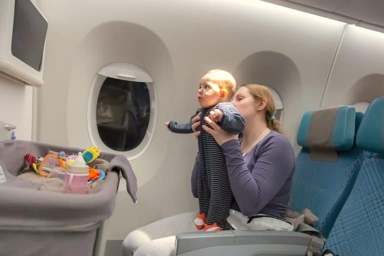 Consejos para viajar en avión con un bebé - Viajablog