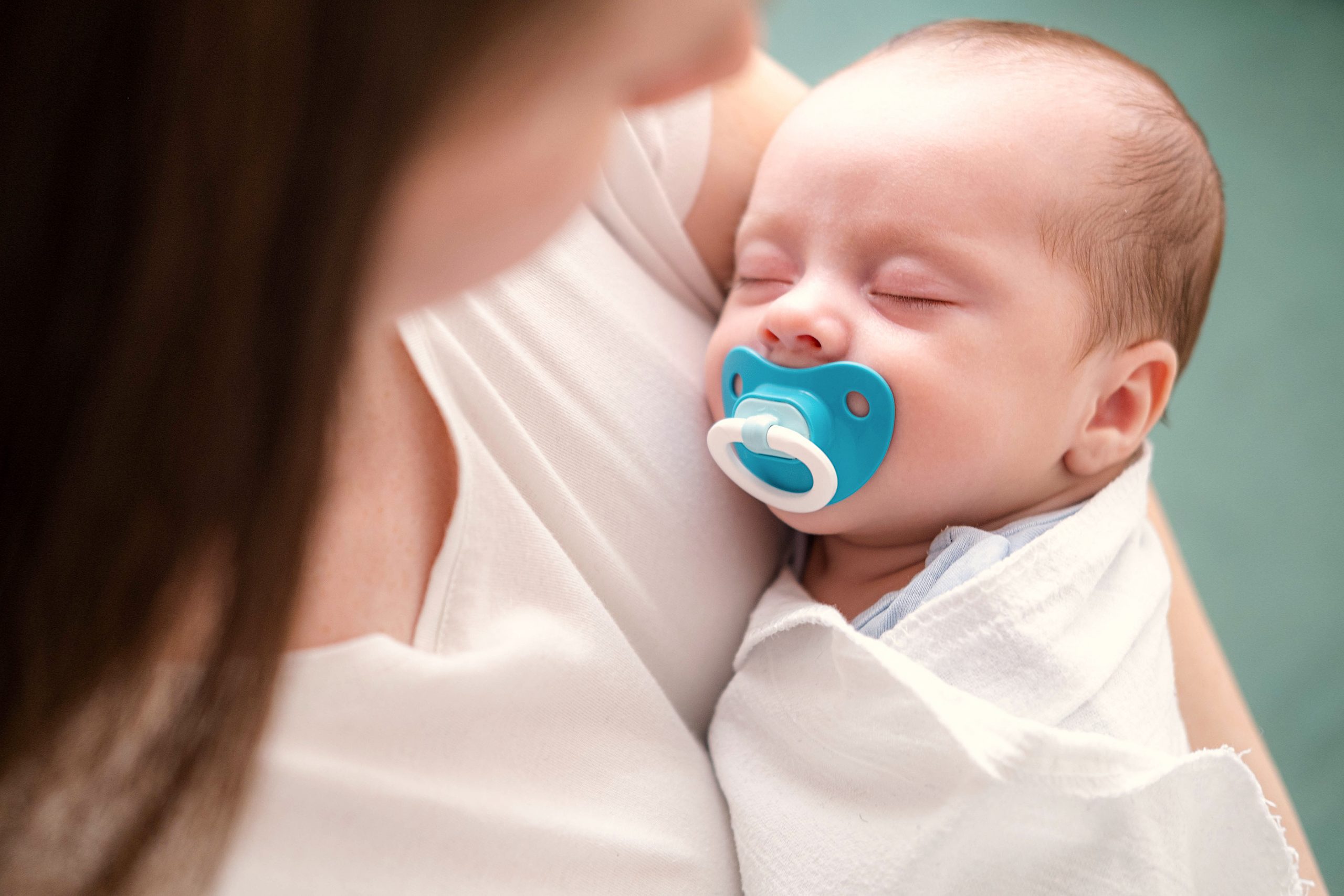 Es conveniente poner chupete al recién nacido para dormir? - CSC