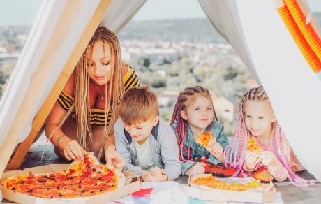 ¿Qué factores favorecen la obesidad en la niñez?