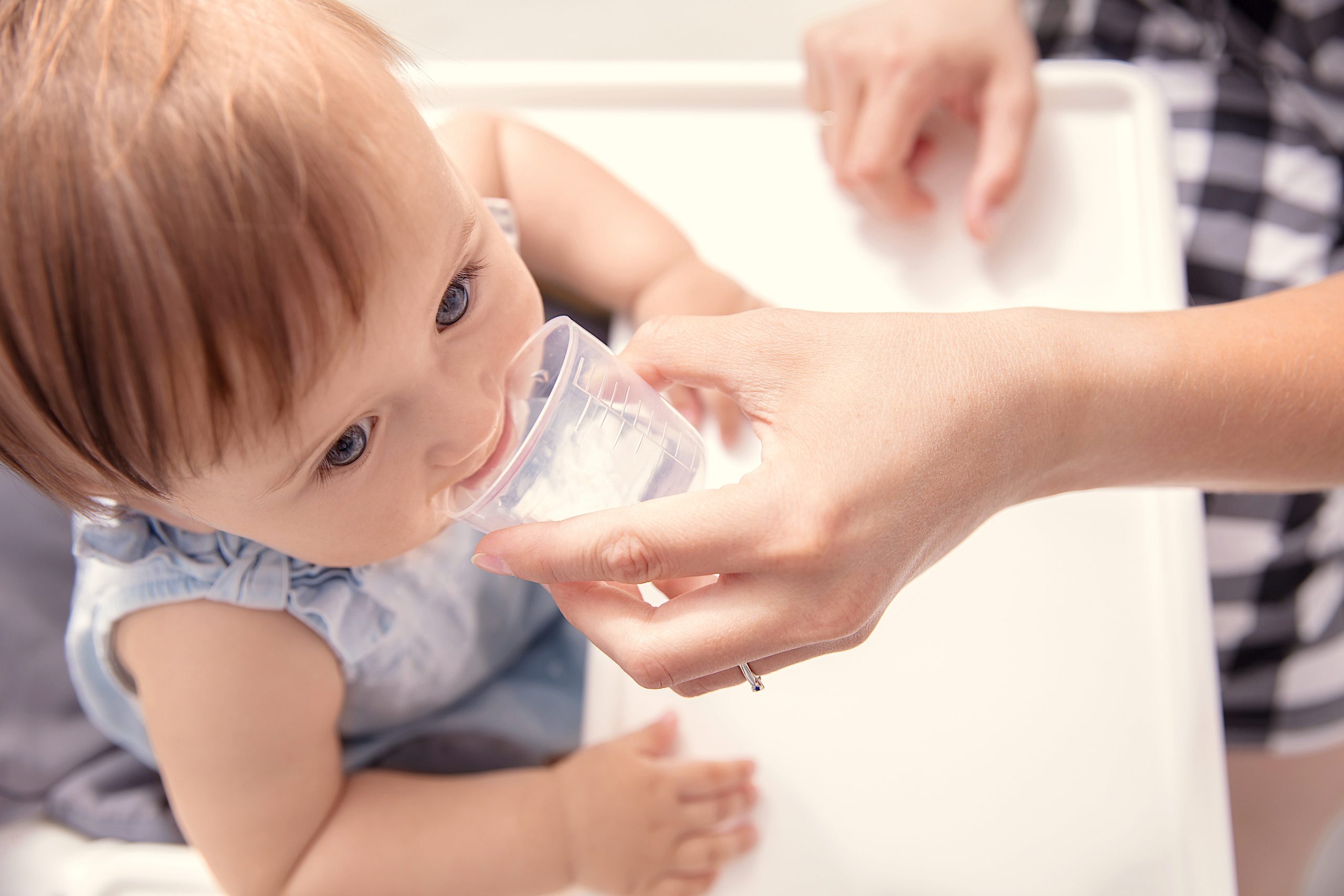 Agua Sana  Cuál es la mejor agua para preparar el biberón de tu bebé