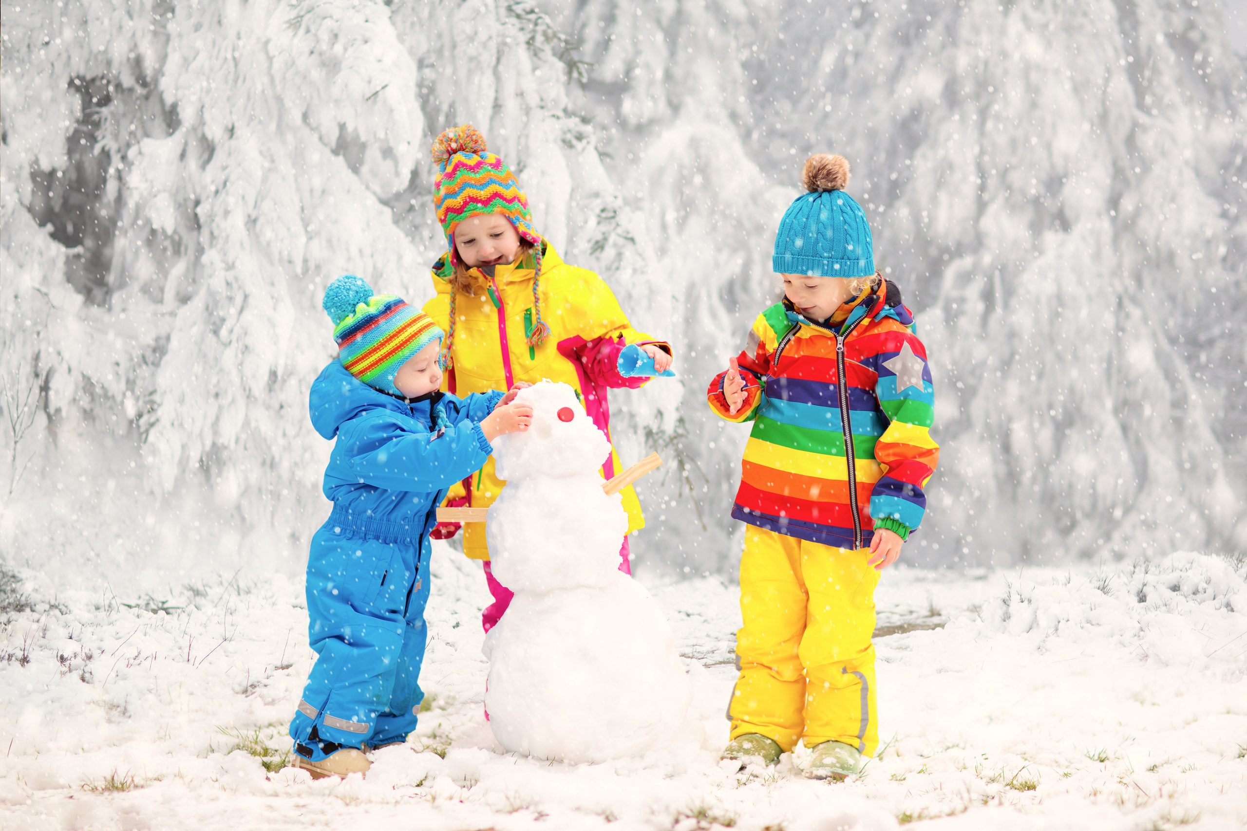 Ropa de invierno que no puede faltar en un viaje a la nieve con niños