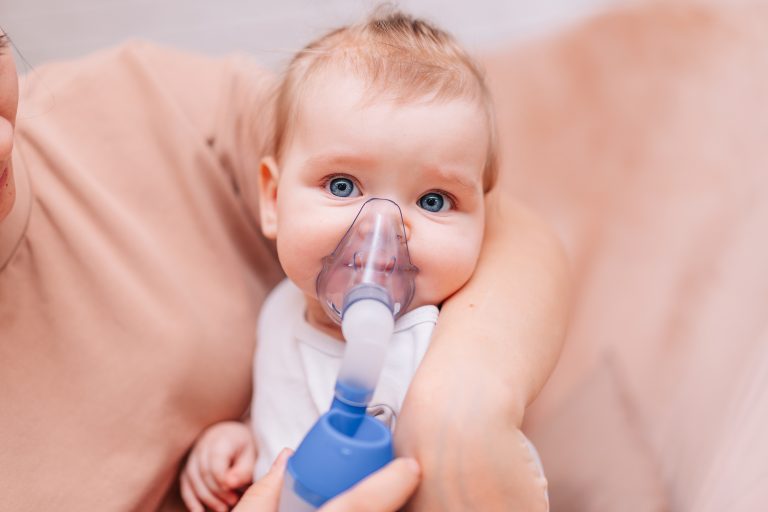 Nebulizador a Un Bebé Recién Nacido Foto de archivo - Imagen de  respiratorio, bebé: 84863000