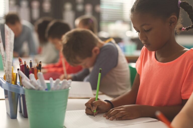 Escribir a mano mejora la memoria de los niños