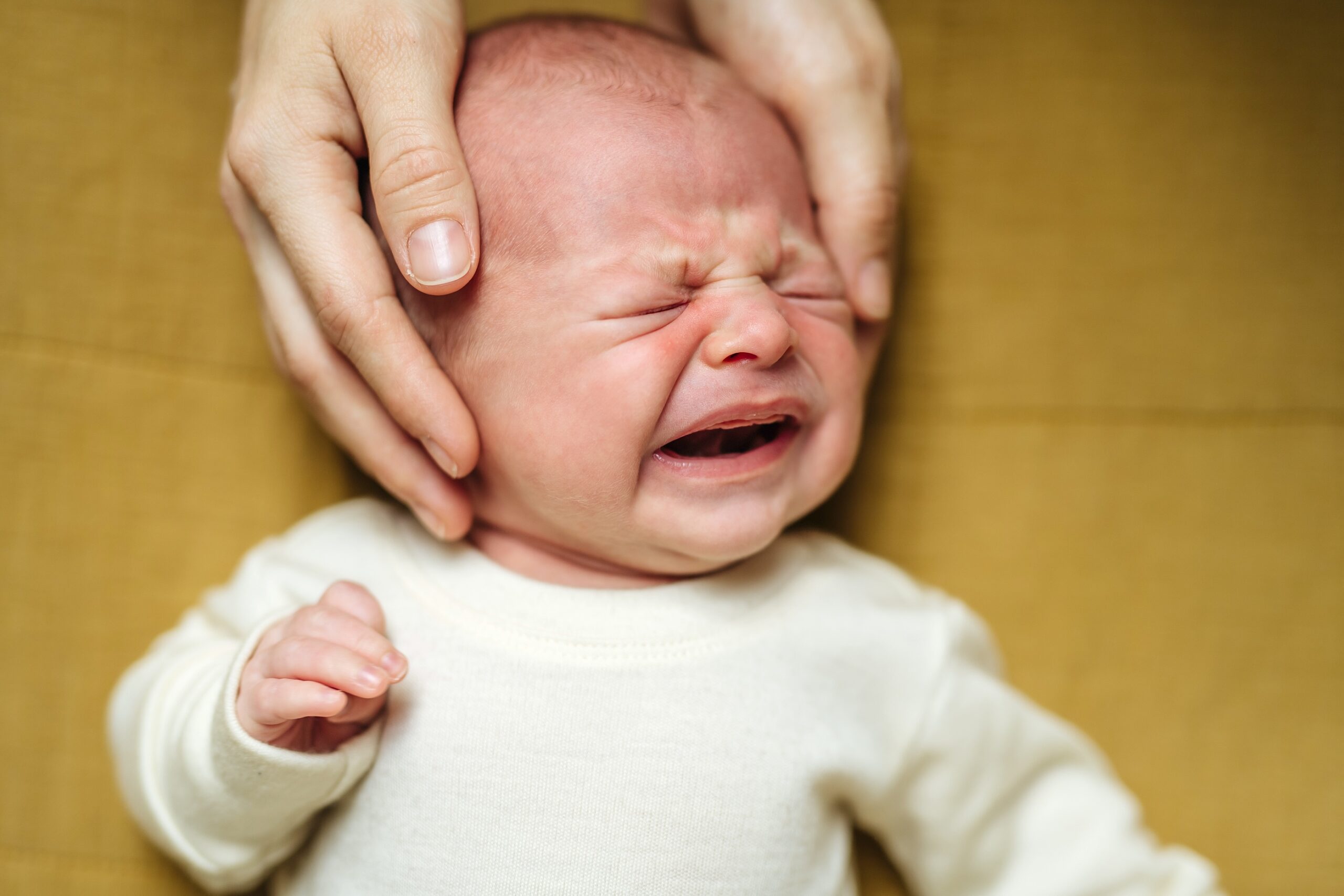 Lo que dice la ciencia sobre dejar a los bebés llorar