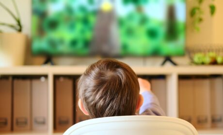 Los niños que pasan horas frente a la televisión son más propensos a tener síndrome metabólico de adultos