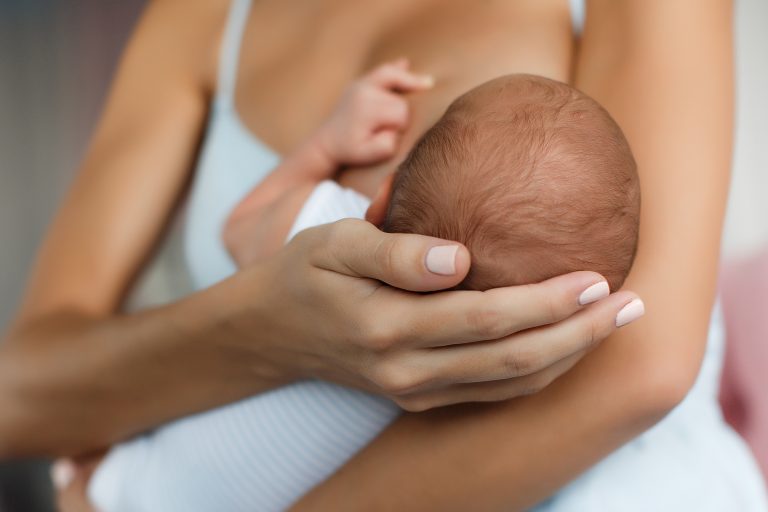 ¿Por qué acunamos a los bebés en un brazo específico?