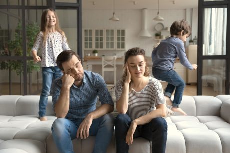 Un estudio muestra que las madres y los padres reaccionan de manera diferente a la tensión y al estrés de la crianza