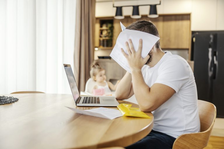 Un estudio muestra que las madres y los padres reaccionan de manera diferente a la tensión y al estrés de la crianza