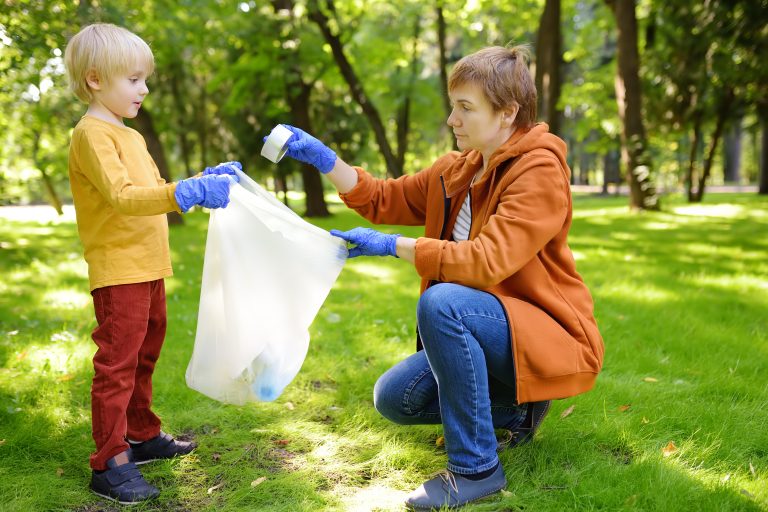 ¿Te apuntas a hacer plogging? Deporte al aire libre y cuidado de la naturaleza en familia