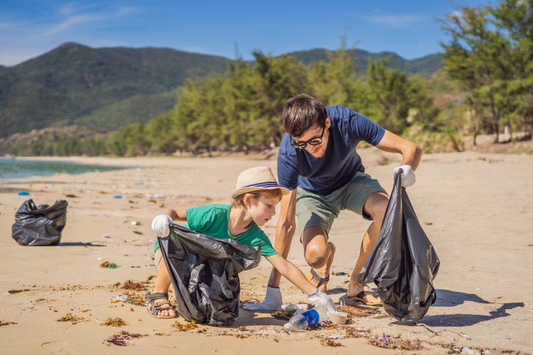 ¿Te apuntas a hacer plogging? Deporte al aire libre y cuidado de la naturaleza en familia