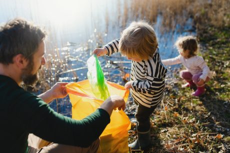 ¿Te apuntas a hacer plogging Deporte al aire libre y cuidado de la naturaleza en familia