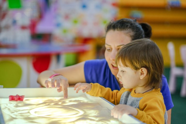 Una intervención sencilla podría ayudar a mejorar la comprensión de los niños y niñas autistas