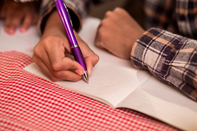 Volver a escribir a mano en los colegios podría cambiar el mundo, según los expertos