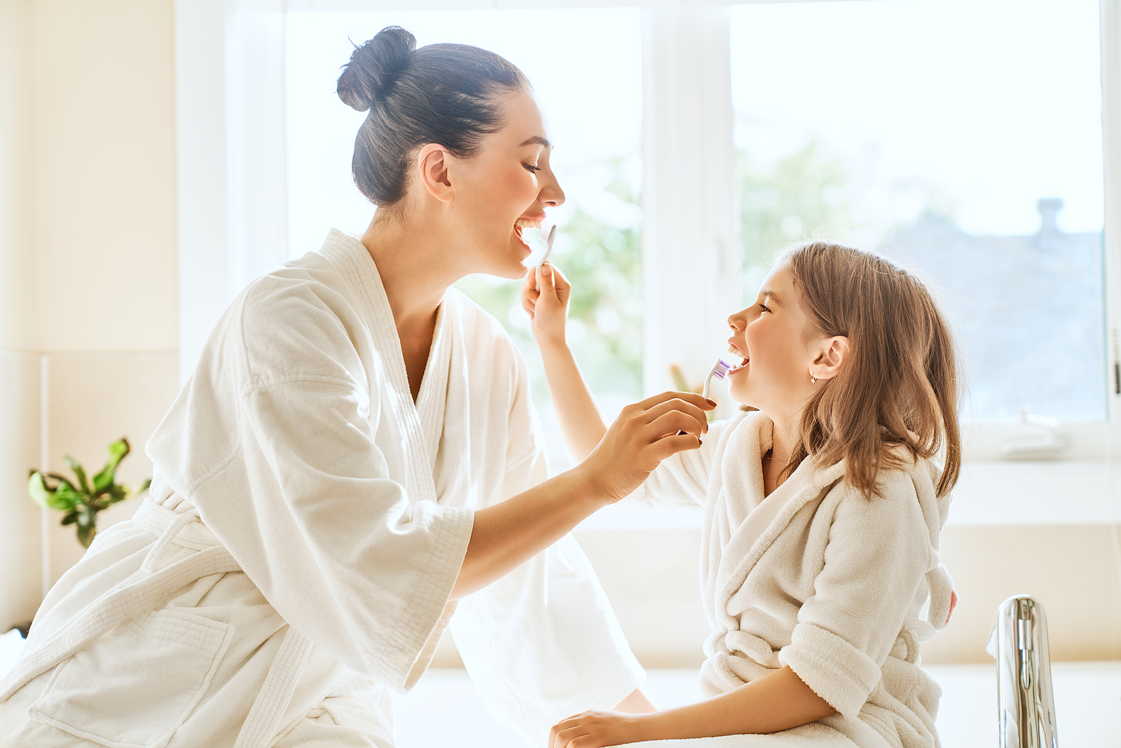 Cuidar los dientes de peques y adolescentes por el bien de su corazón