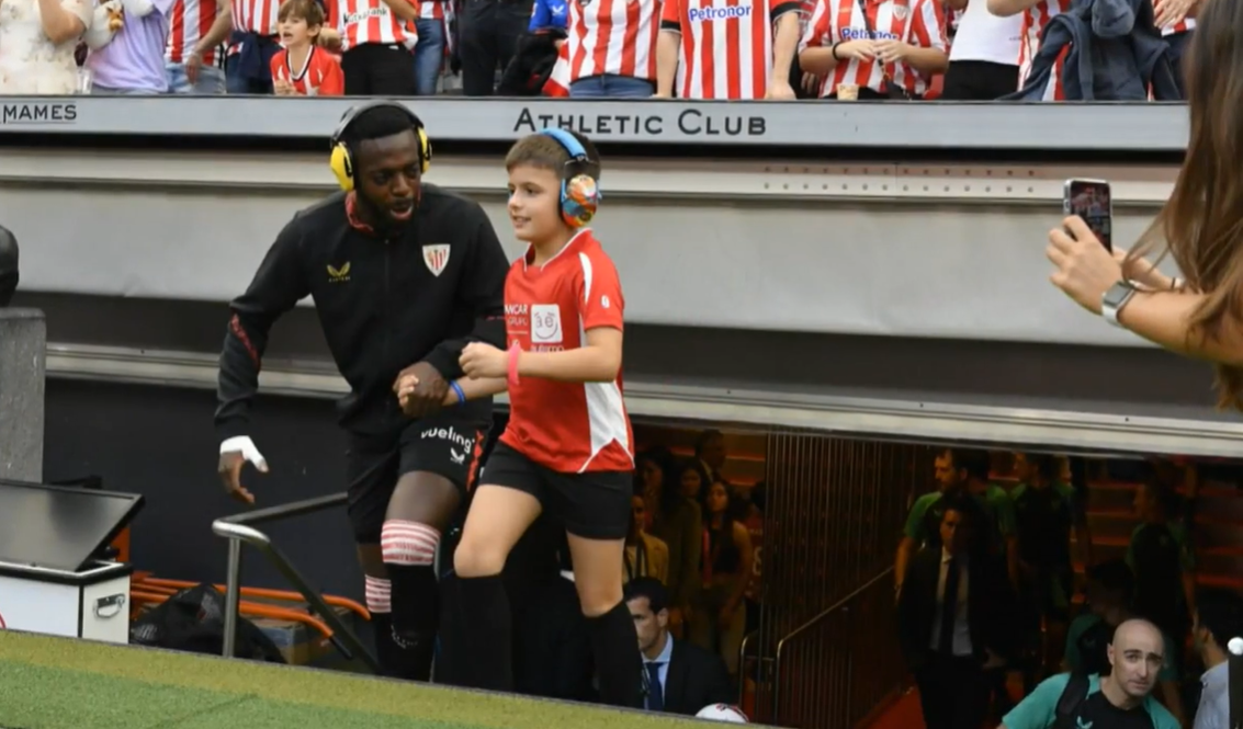 El futbolista Iñaki Williams salta al campo con unos cascos para dar visibilidad al autismo